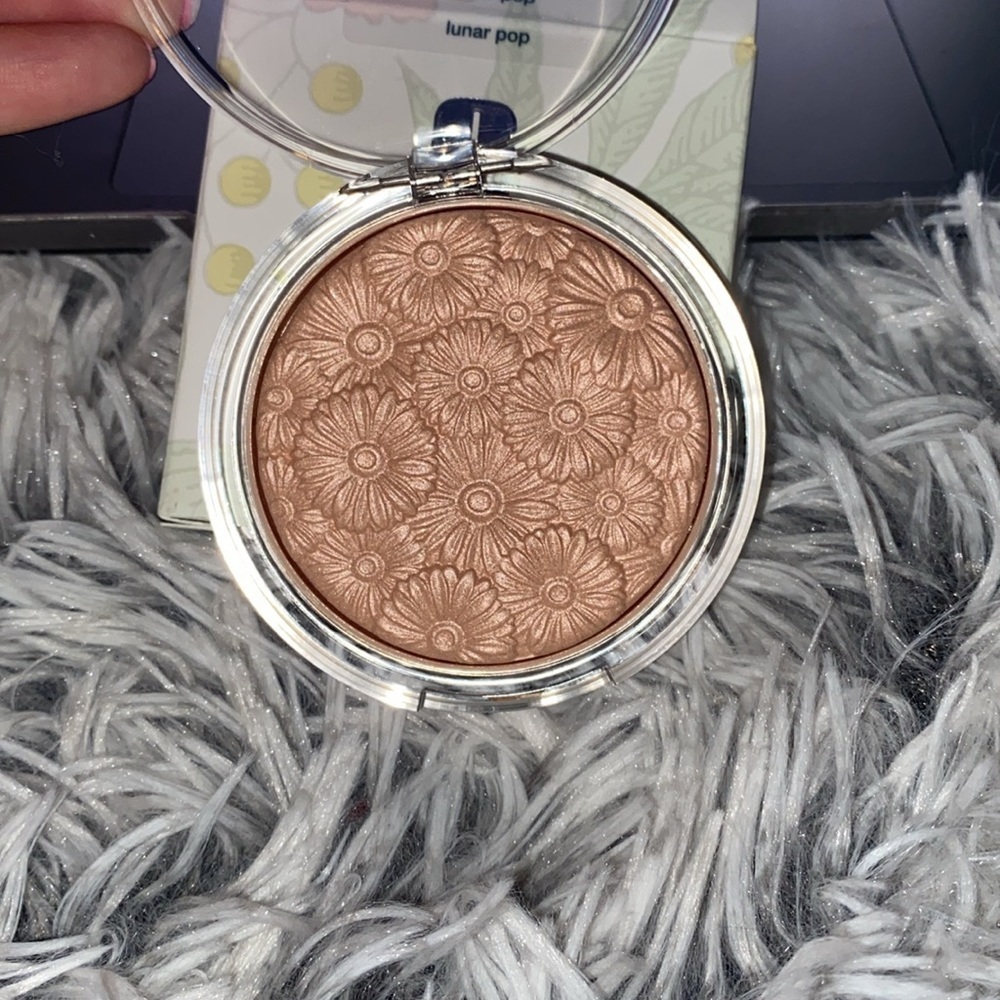 Clinique Powder Pop Highlighter shade Lunar Pop